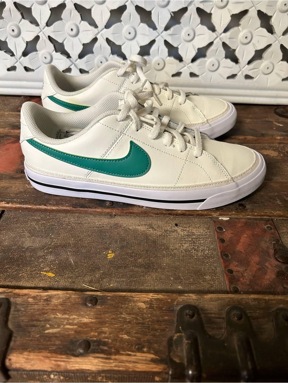 Nike Court Legacy Low White Green Sneakers Youth 5.5Y Women’s 7 Casual Shoes